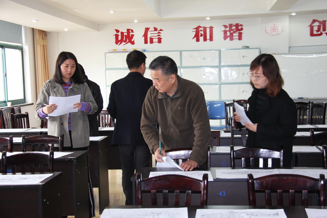 总建筑师由学函组织各部门建筑专业负责人对手绘作品进行评比（网用）.jpg